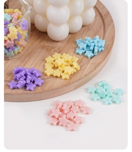 Vue macro de breloques étoiles en PVC aux tons macarons pour DIY et décorations