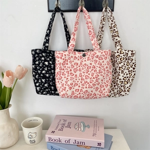 Detailansicht der Canvas-Einkaufstaschen mit Leopardenherz-Muster und Metalldruckknopf
