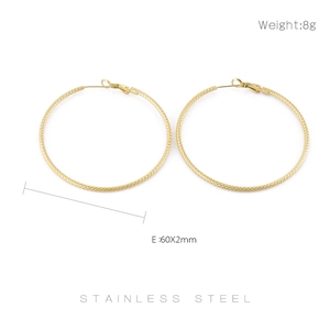 Detailansicht der 60mm goldenen Edelstahl-Ohrringe mit Größen- und Gewichtsangaben