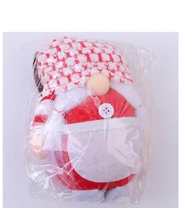 Vue détaillée de la poupée de gnome de Noël dans son emballage plastique protecteur
