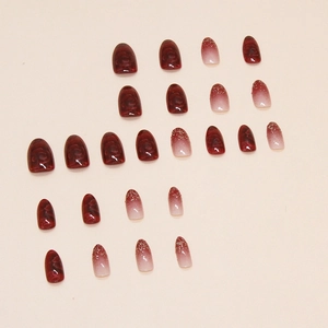 Faux ongles amande courts avec motif marbre rouge et dégradé rose pailleté