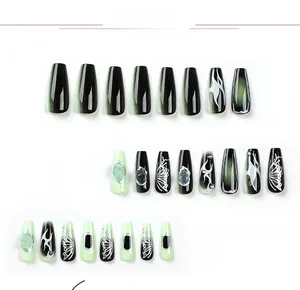 Dettagli di unghie finte a ballerina con effetto cat eye, motivi a farfalla e gemme 3D
