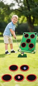 Action-Foto eines Kindes mit tragbarem Golf-Zielmattenset im Freien in einem Park