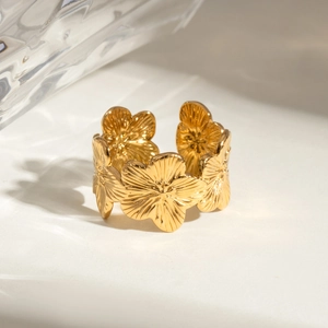 Vintage Gold Edelstahl Armreif mit gerippter Blume und elegantem Licht und Schatten