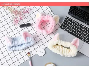 Trois bandeaux chat en peluche rose, bleu et blanc avec des accessoires de beauté variés