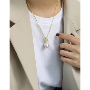 Elegant gold S925 silver necklace featuring baroque freshwater pearls and toggle clasp