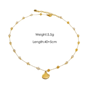 Dettaglio della collana con pendente a conchiglia e perline, peso 5.5g e lunghezza 40+5cm