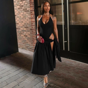 Sexy schwarzes rückenfreies Neckholder-Maxikleid mit Beinschlitz und Taillenausschnitt