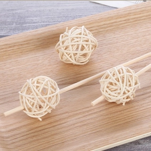 Palline di rattan intrecciate da 3cm e bastoncini di legno per aromaterapia su vassoio