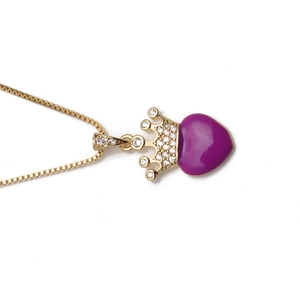 Détail d'un collier couronne dorée avec pierres claires et cristal cœur violet