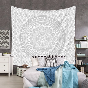 Détail d'une tapisserie mandala bohème avec des motifs géométriques gris et blancs