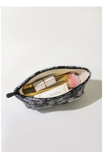 Détail d'une trousse à maquillage en jacquard avec fermeture éclair et doublure