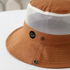 Sombrero de sol para niños en marrón y blanco con parche de cara sonriente y malla