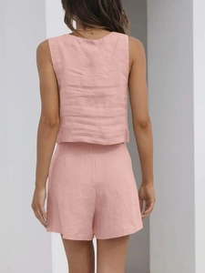 Vue arrière de l'ensemble deux pièces rose en lin avec haut sans manches et short