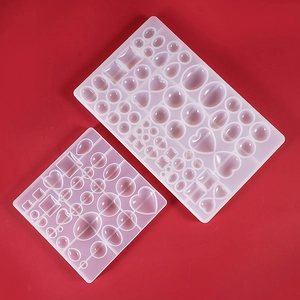Transparante siliconen mal voor DIY sieraden met geometrische vormen op rode achtergrond