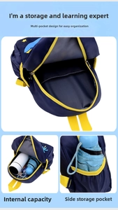 Detalle del compartimento principal y los bolsillos laterales de la mochila infantil