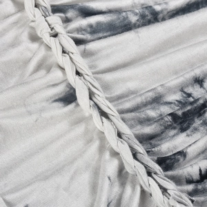 Détail du tissu en maille côtelée gris tie-dye avec texture de lanières tissées