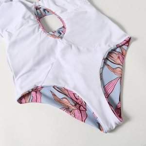 Dettaglio del costume con ritaglio bianco con eleganti stampe floreali e cuciture fini