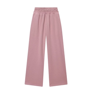 Détail de la taille haute élastique sur le pantalon large en maille rose poudré