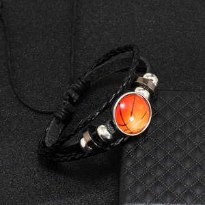Vue macro d'un bracelet de basket en cuir tressé sur un fond sombre et texturé