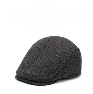 Détail de la texture en laine gris foncé et des cache-oreilles de ce béret d'hiver