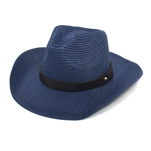 Dunkelblauer Strohhut in Fedora-Form mit schwarzem Lederband und goldener Niete