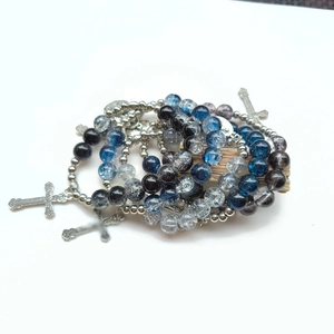 Braccialetti di perline in vetro blu e nero effetto crepato con ciondoli a croce d'argento