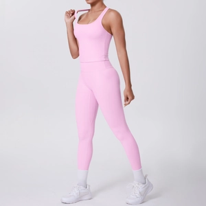 Détail de profil montrant un ensemble de yoga rose vif avec débardeur dos nageur et legging
