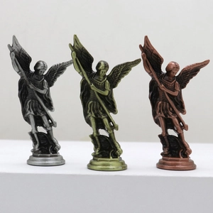 Tre statue retrò dell'arcangelo Michele in metallo argento, oro e bronzo con lance