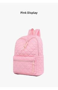 Dettaglio frontale dello zaino in nylon rosa trapuntato con tasca a zip e decorazioni