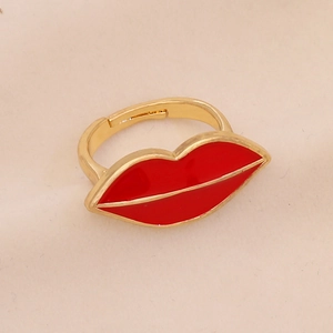 Makroaufnahme des goldvergoldeten Ringes mit roter Emaille in Lippenform-Optik