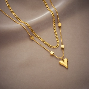 Collier double rang doré avec pendentif cœur et perles gravées LOVE sur fond de soie