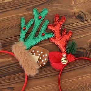 Serre-tête de Noël mignon avec bois de renne pailletés et clochettes sur fond de bois