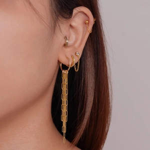 Boucles d'oreilles chic en acier inoxydable plaqué or 18 carats avec boucle carrée
