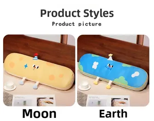 Detail von kreativen Mond- und Erde-Plüschkissen aus weichem Stoff im Schlafzimmer-Stil