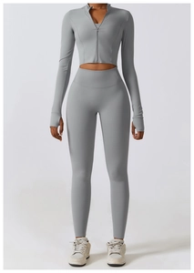 Détail d'un ensemble de yoga gris avec poignets passe-pouce et legging taille haute