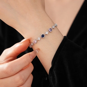 Bracelet à fleurs en argent serti de zircons roses bleus et violets sur poignet