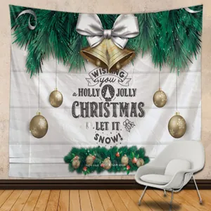 Detail van een kerstwandkleed met dennentakken en feestelijke kerstwensen aan de muur