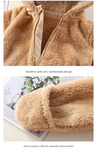 Détail de la barboteuse en peluche pour bébé montrant poignets anti-griffe et col zippé