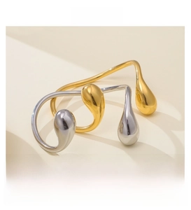 Vista dettagliata dei bracciali a goccia in acciaio inossidabile placcato oro 18k e argento