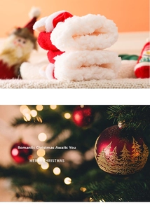 Détail de chaussettes de Noël blanches en polaire pour bébé avec décor de fête hivernal