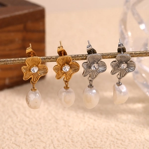 Boucles d'oreilles en acier doré 18K avec perles baroques et fleurs en zircon