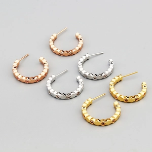 Detail of three-color C-shaped earrings with honeycomb texture and micro-inlaid zircons