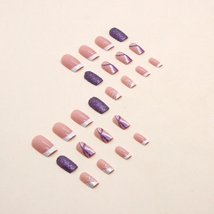 Unghie finte french viola glitterate con linee minimaliste e forma quadrata ovale