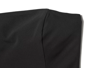 Vue détaillée de la texture du tissu tissé noir et des coutures de qualité sur le short