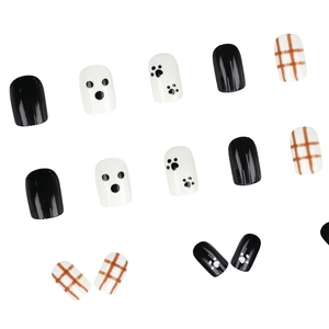 Faux ongles courts ronds avec motifs de chien mignon et carreaux en blanc crème brillant