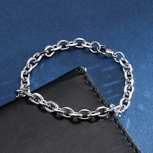 Dettaglio macro del bracciale a maglia ovale d'argento con chiusura a moschettone