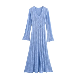 Elegantes hellblaues Strickkleid mit V-Ausschnitt, Häkeldetails und Blumenakzent