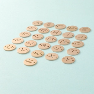 Lot de 26 pendentifs ronds en bois avec lettres de l'alphabet pour loisirs créatifs DIY