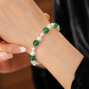 Dettaglio di un bracciale vintage di perle e agata verde con distanziatori in argento